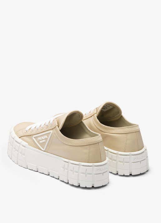 Prada Re-Nylon Double Wheel sneaker met logo en plateauzool - achterkant 2 donkerbeige