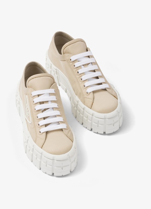 Prada Re-Nylon Double Wheel sneaker met logo en plateauzool - detail 7 donkerbeige