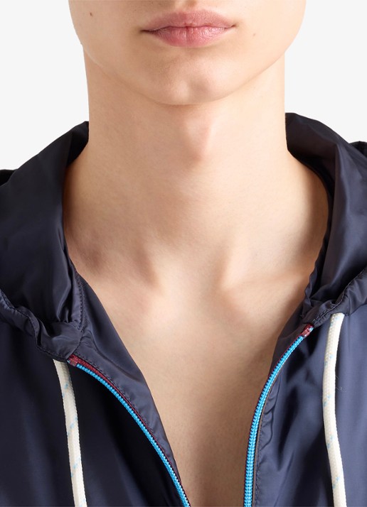 Prada Re-Nylon jack met capuchon en steekzakken - detail 5 donkerblauw
