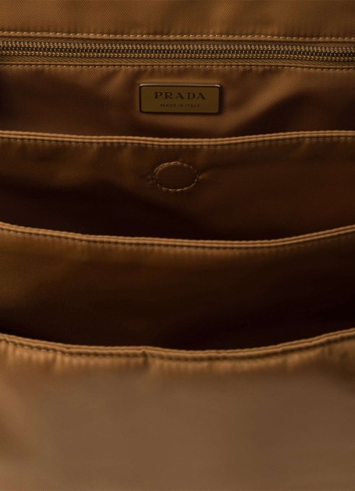 Prada Re-Nylon Large gewatteerde schoudertas - detail 2 camel