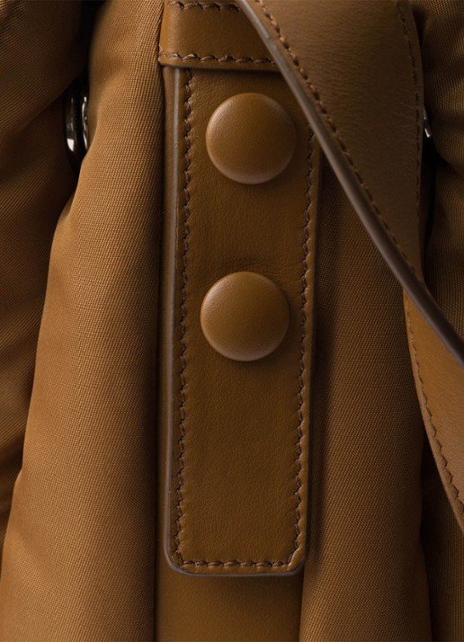Prada Re-Nylon Large gewatteerde schoudertas - detail 3 camel