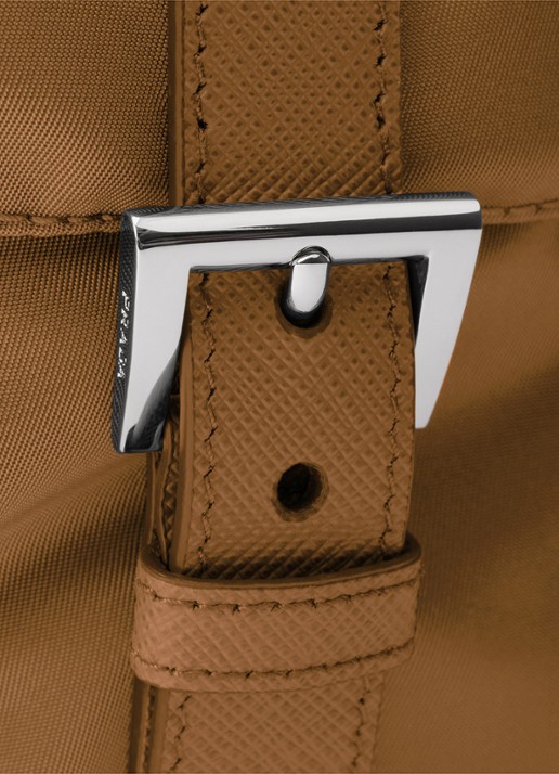 Prada Re-Nylon Medium rugzak met leren details - detail 2 camel