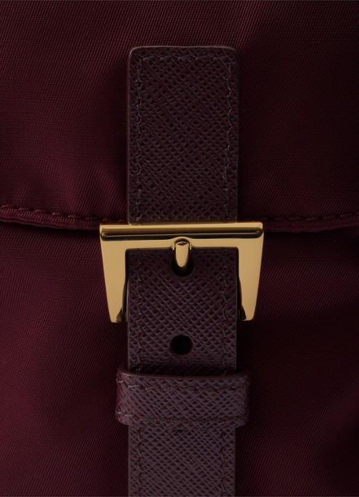 Prada Re-Nylon Medium rugzak met leren details - detail 4 bordeauxrood