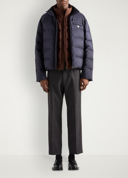Prada Re-Nylon puffer jack met donsvulling - voorkant 5 donkerblauw