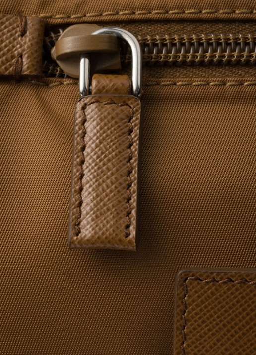Prada Re-Nylon schoudertas met logo - detail camel