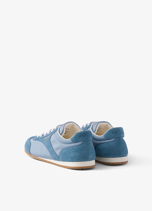 Prada Re-Nylon sneaker met suède details - achterkant 3 lichtblauw