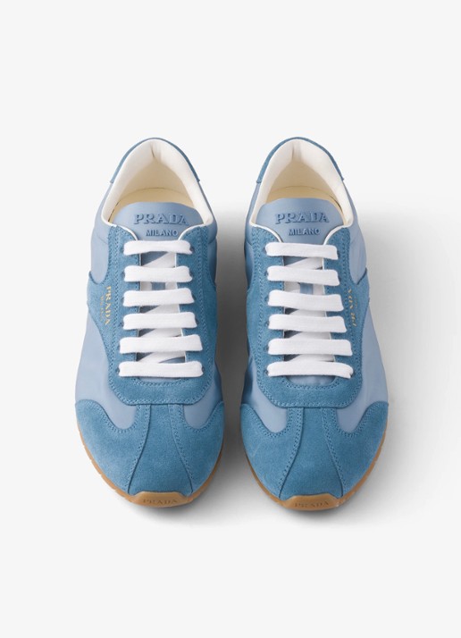 Prada Re-Nylon sneaker met suède details - detail 4 lichtblauw