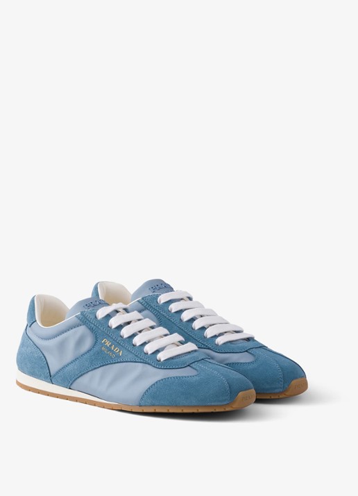 Prada Re-Nylon sneaker met suède details - voorkant 2 lichtblauw