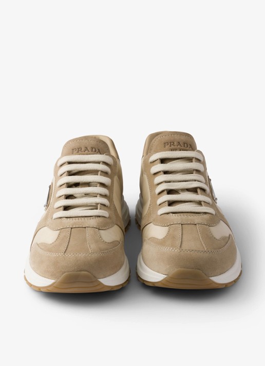 Prada Re-Nylon sneaker met suède details - detail 2 beige