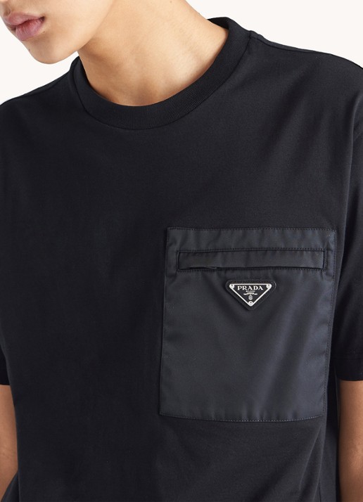 Prada Re-Nylon T-shirt met borstzak en logo - detail 4 zwart