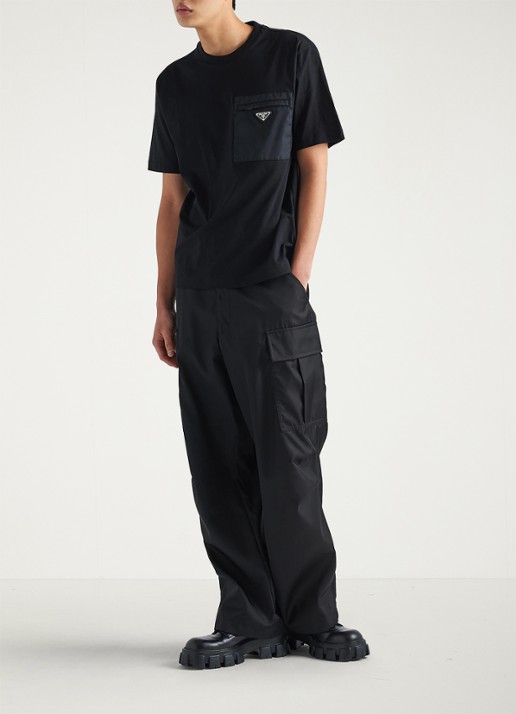 Prada Re-Nylon T-shirt met borstzak en logo - voorkant 2 zwart