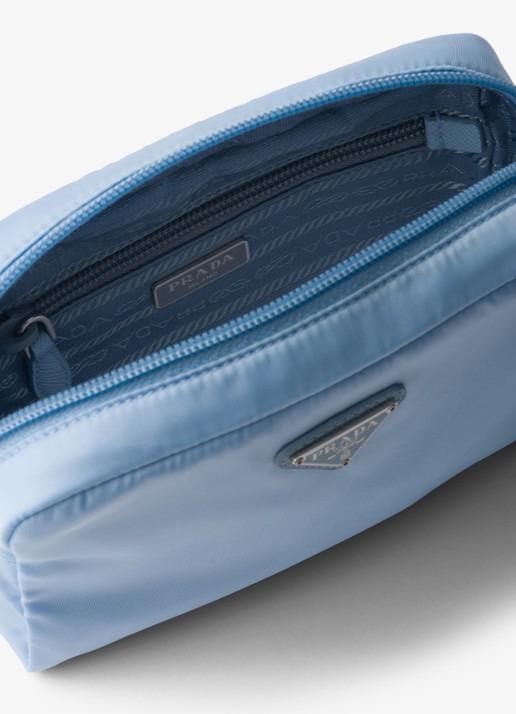Prada Re-Nylon toilettas met leren details en logo - detail 3 lichtblauw