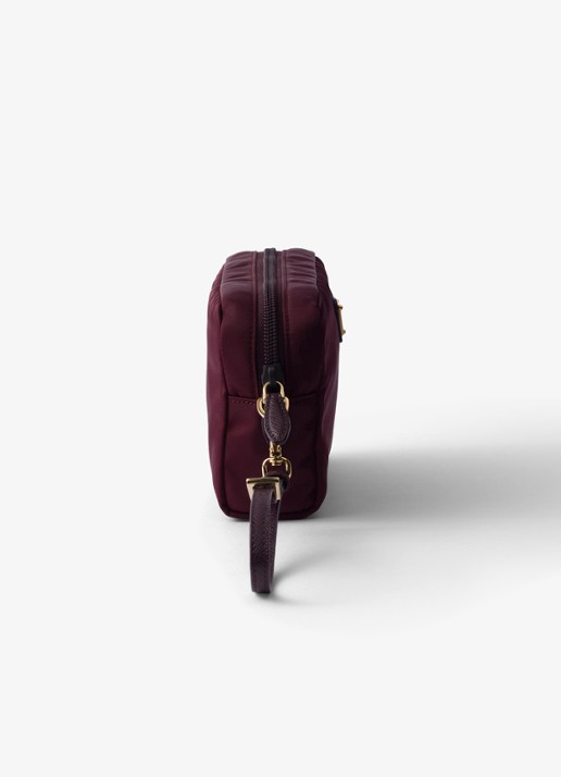 Prada Re-Nylon toilettas met leren details en logo - detail 4 bordeauxrood