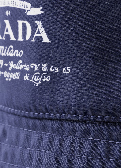 Prada Reversible bucket hoed met logo - achterkant donkerblauw