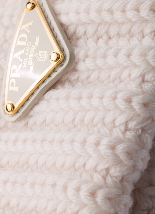 Prada Ribgebreide muts van scheerwol met logo - detail gebroken wit