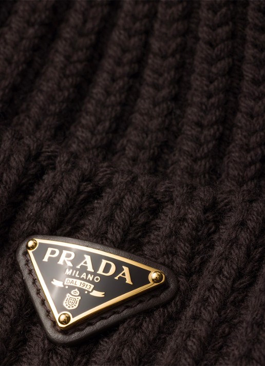 Prada Ribgebreide muts van scheerwol met logo - detail donkerbruin