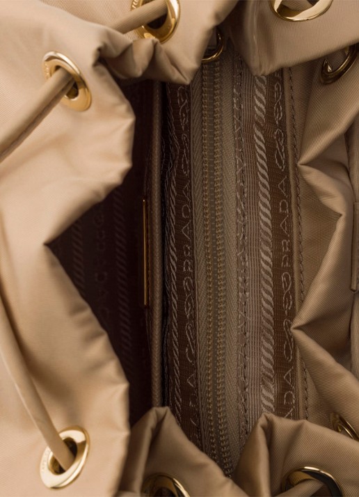 Prada Small Re-Nylon rugzak met logo - detail 2 lichtbruin