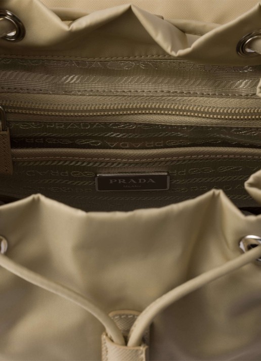 Prada Small Re-Nylon rugzak met logo - detail 6 beige