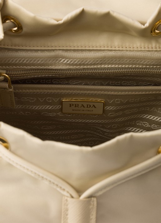 Prada Small Re-Nylon rugzak met logo - detail 9 beige