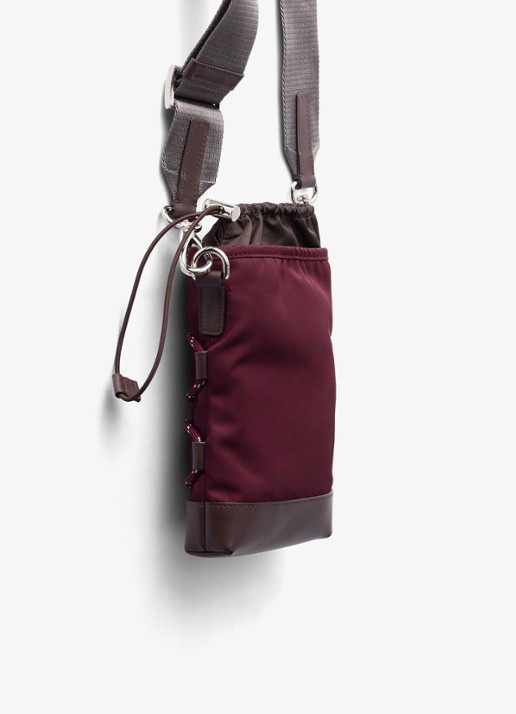 Prada Speedrock Re-Nylon telefoonhoesje met leren details en afneembare schouderriem - achterkant 2 bordeauxrood