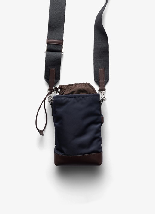 Prada Speedrock Re-Nylon telefoonhoesje met leren details en afneembare schouderriem - achterkant donkerblauw