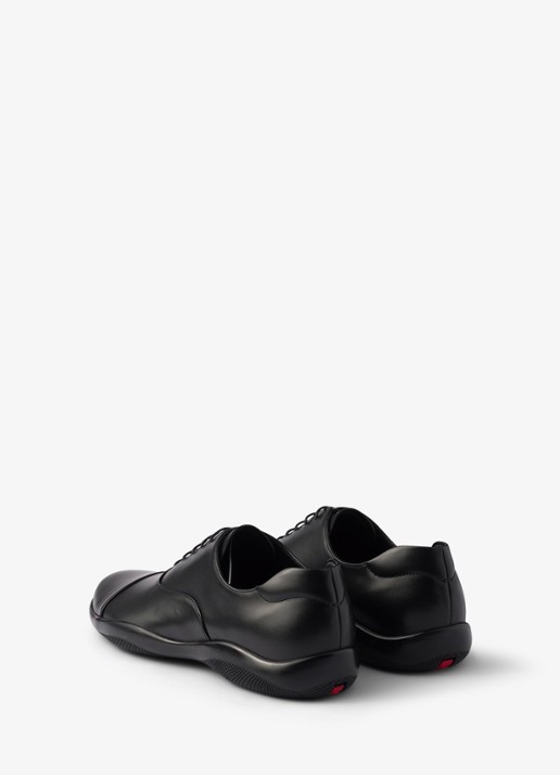 Prada Toblach veterschoen van leer - achterkant zwart
