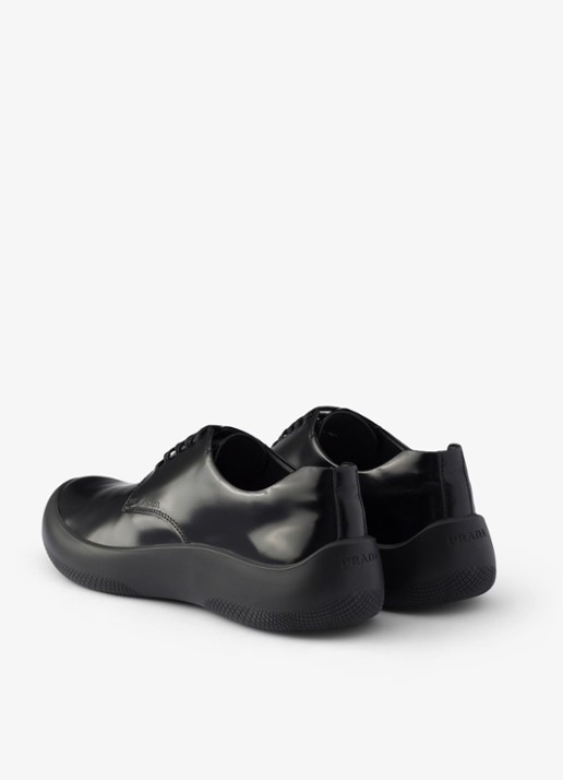 Prada Veterschoen van leer met glanzende finish - achterkant zwart