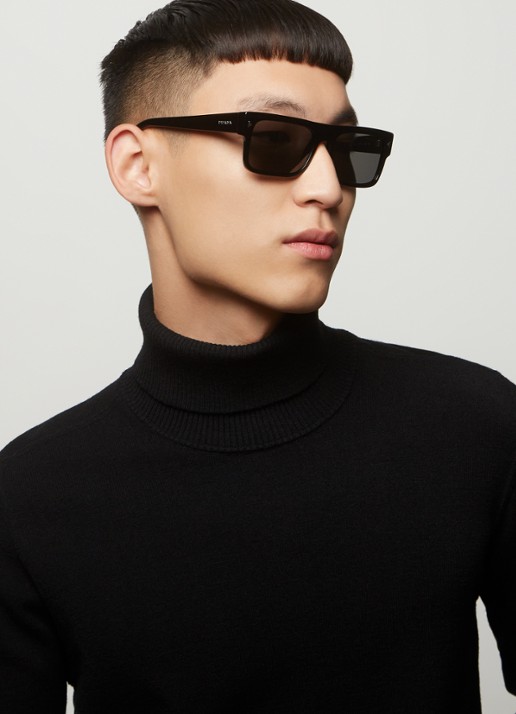 Prada Wayfarer zonnebril gepolariseerd  PRA10S   - voorkant 2 zwart