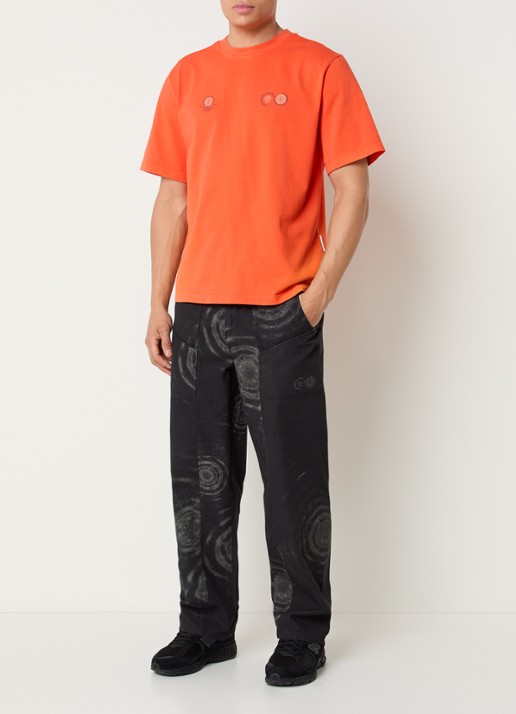 Purple Mountain Observatory Globe T-shirt met logo- en backprint - voorkant 4 oranjerood