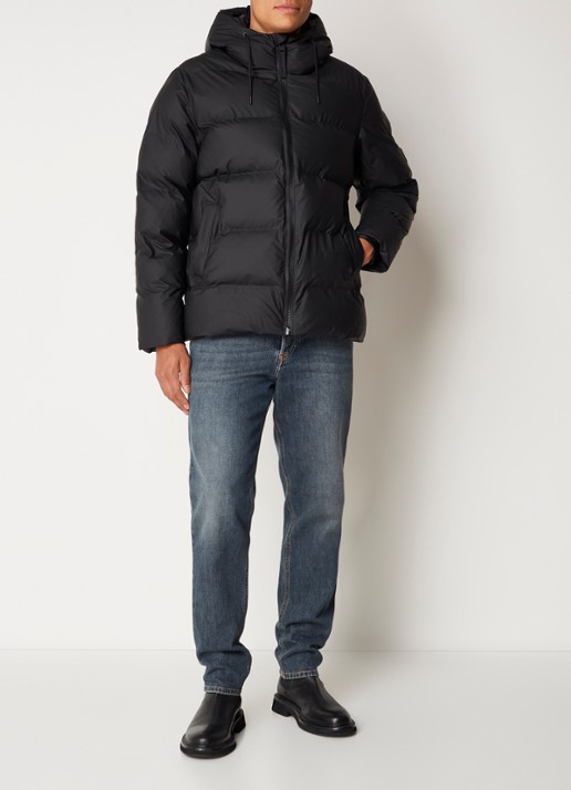 Rains Alta puffer jack met capuchon en steekzakken - voorkant 2 zwart