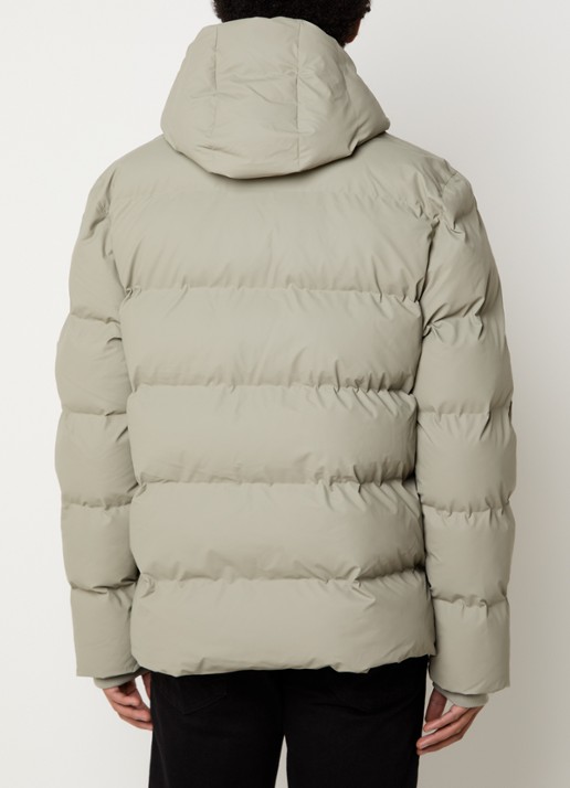 Rains Alta puffer jack met capuchon en steekzakken - achterkant 4 olijfgroen