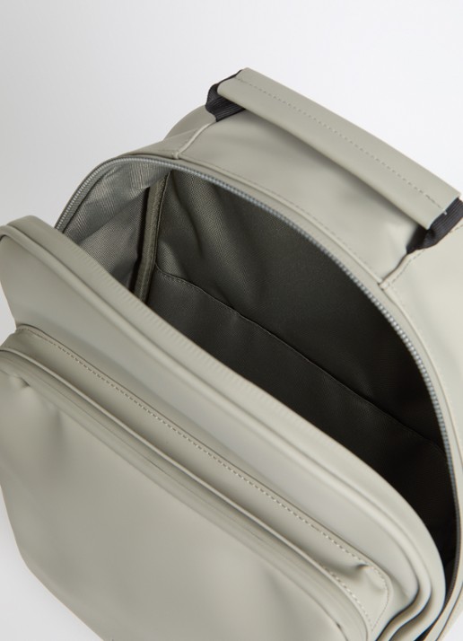 Rains Book Daypack W3 Large rugzak met 16 inch laptopvak en waterafstotende coating   - detail 2 khaki