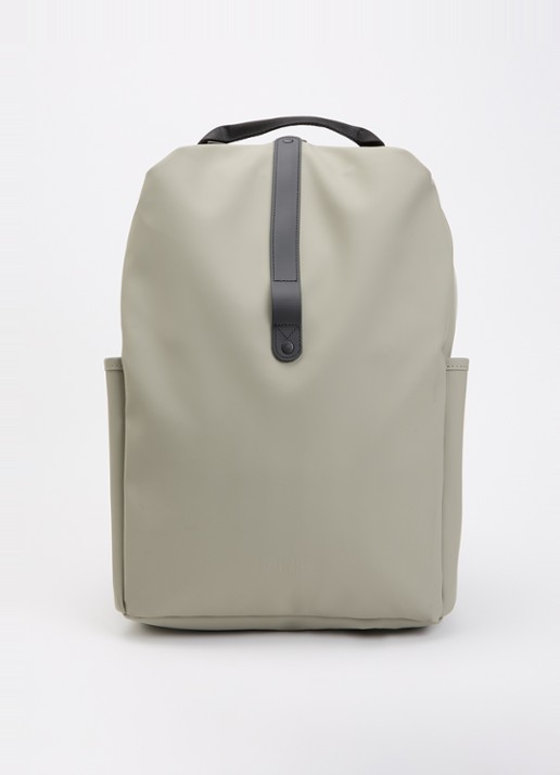 Rains Clip Front rugzak met 14 inch laptopvak en waterafstotende coating - voorkant donkerbeige