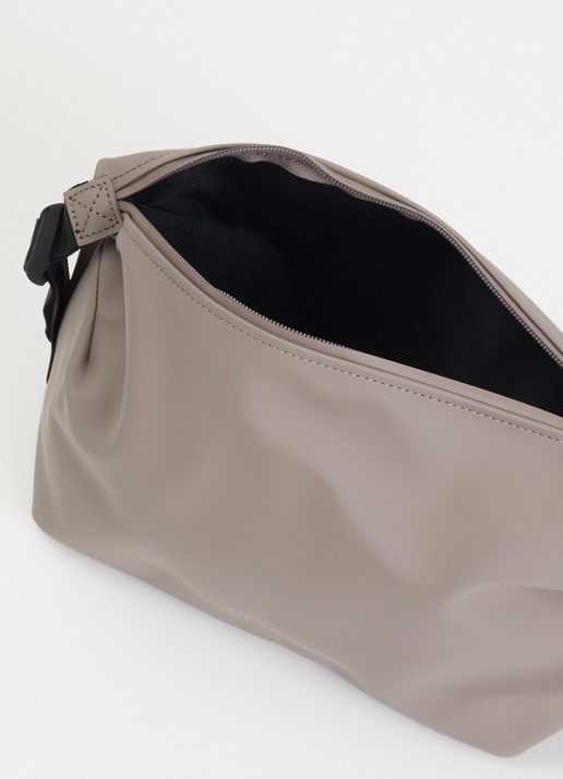 Rains Hilo Large toillettas met waterafstotende coating - detail 2 donkerbeige