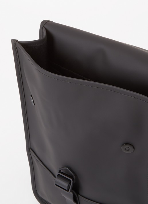 Rains Mini W3 rugzak met 15 inch laptopvak en waterafstotende coating - detail 2 zwart