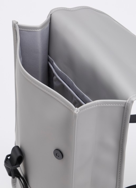 Rains Mini W3 rugzak met 15 inch laptopvak en waterafstotende coating - detail 2 lichtgrijs