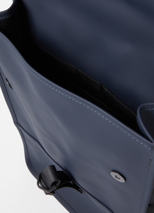 Rains Mini W3 rugzak met 15 inch laptopvak en waterafstotende coating - detail donkerblauw