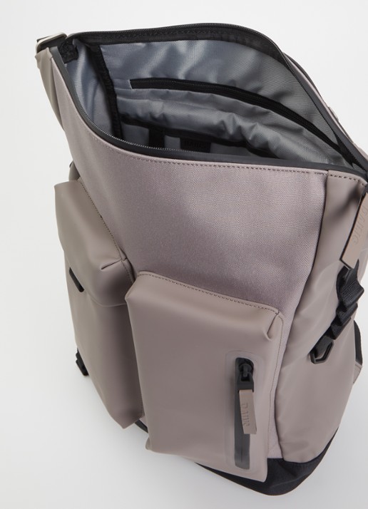 Rains Otaru rugzak met 16 inch laptopvak en waterafstotende coating - detail lichtgrijs
