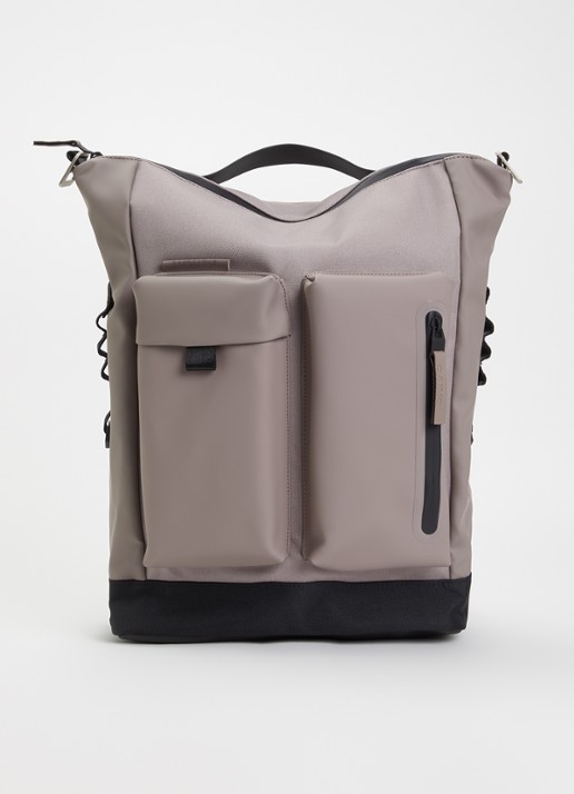 Rains Otaru rugzak met 16 inch laptopvak en waterafstotende coating - voorkant 2 lichtgrijs