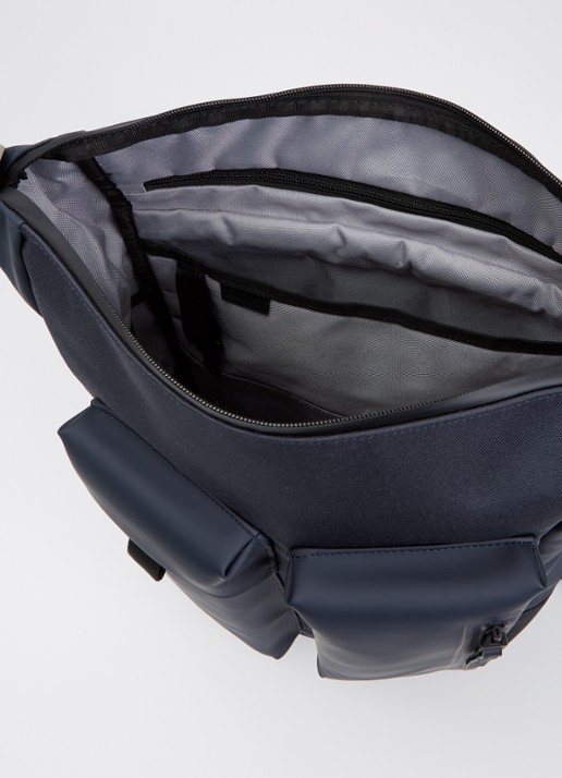 Rains Otaru rugzak met 16 inch laptopvak en waterafstotende coating - detail 2 donkerblauw