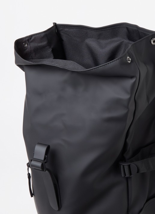 Rains Rolltop Large rugzak met 16 inch laptopvak en waterafstotende coating - detail zwart