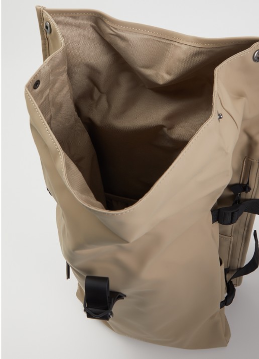 Rains Rolltop Large rugzak met 16 inch laptopvak en waterafstotende coating - detail 2 beige