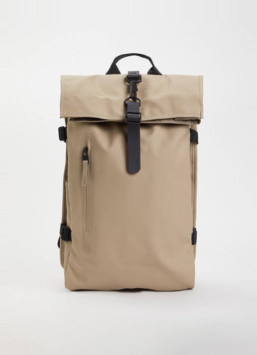 Rains Rolltop Large rugzak met 16 inch laptopvak en waterafstotende coating - voorkant beige