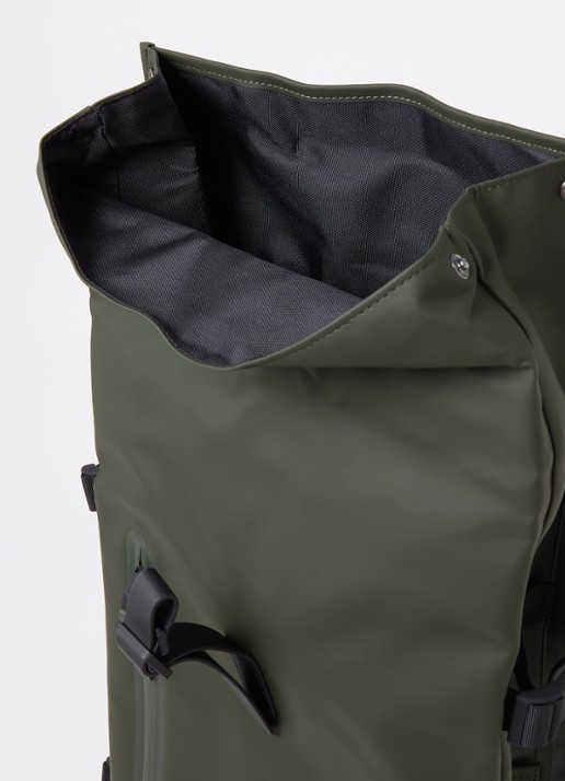 Rains Rolltop Large rugzak met 16 inch laptopvak en waterafstotende coating - detail 2 bronsgroen
