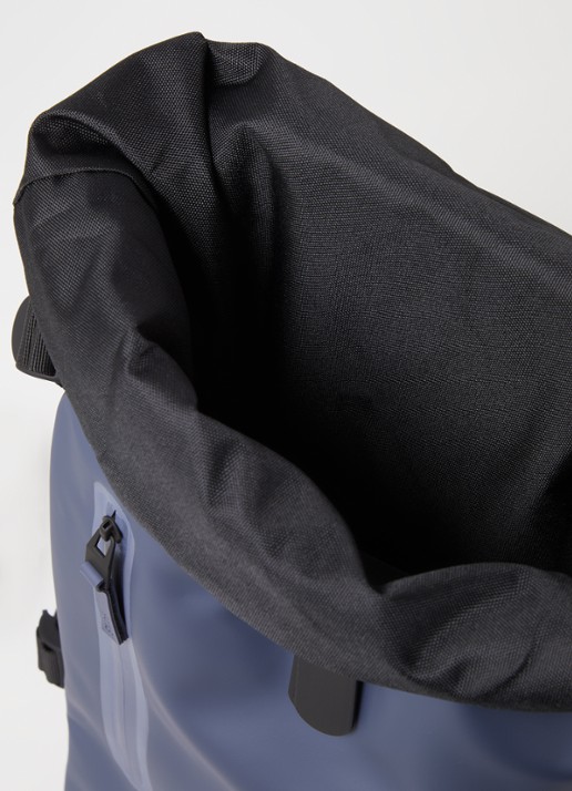 Rains Rolltop Large rugzak met 16 inch laptopvak en waterafstotende coating - detail 3 staalblauw