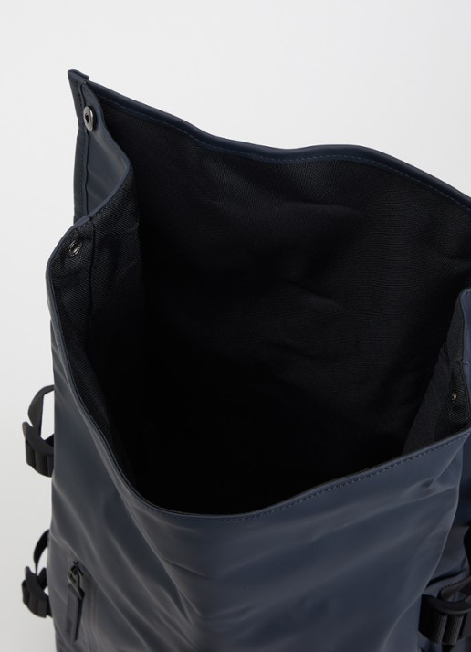 Rains Rolltop Large rugzak met 16 inch laptopvak en waterafstotende coating - detail 2 donkerblauw