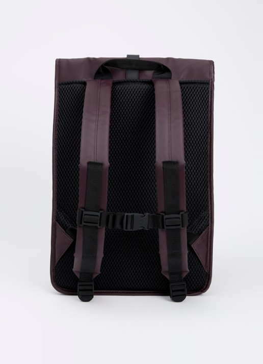 Rains Rolltop rugzak met waterafstotende coating en 15 inch laptopvak - achterkant 2 aubergine