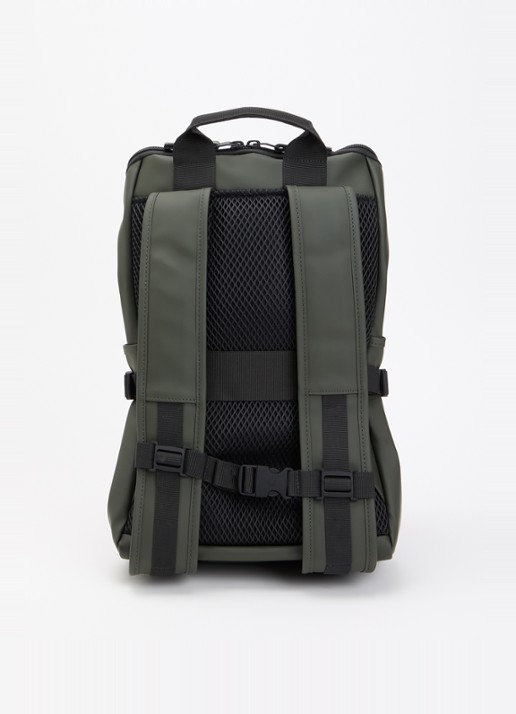Rains Texel Cargo rugzak met 16 inch laptopvak en waterafstotende coating - achterkant groen