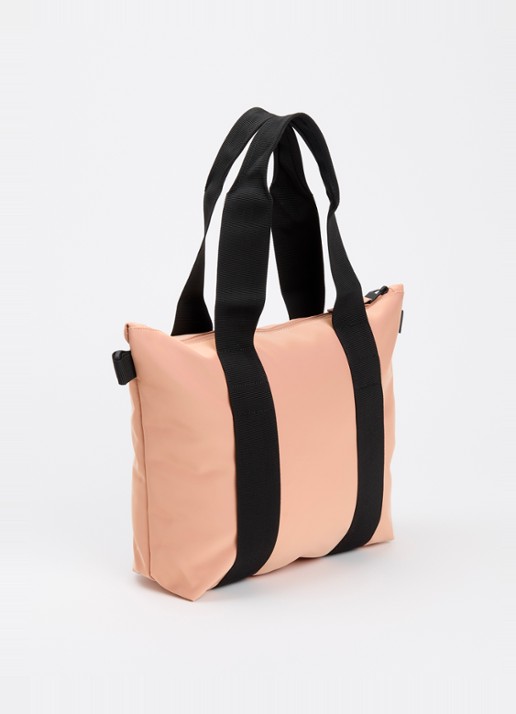 Rains Tote Micro W3 schoudertas met afneembare schouderriem en waterafstotende coating - achterkant zalmroze