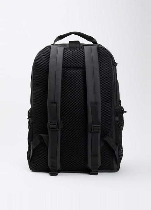 Rains Trail Clip rugzak met 16 inch laptopvak - achterkant zwart